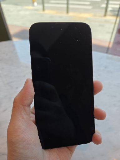 기자가 직접 애플의 스마트폰 아이폰 17e를 사용해봤다. 스마트폰은 한 손에 들어와 사용하기 편했다. 공병선 기자