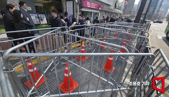 방탄소년단(BTS)의 완전체 컴백 공연을 앞둔 16일 오후 서울 종로구 경복궁역 지상환기구 위에 보행자 안전을 위한 진입차단 시설물이 설치되어 있다. 2026.3.16 조용준 기자