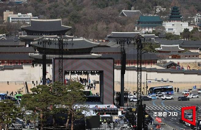 그룹 방탄소년단(BTS) 컴백 공연을 이틀 앞둔 19일 서울 종로구 광화문광장은 막바지 공연 준비가 한창 진행되고 있다. 조용준 기자