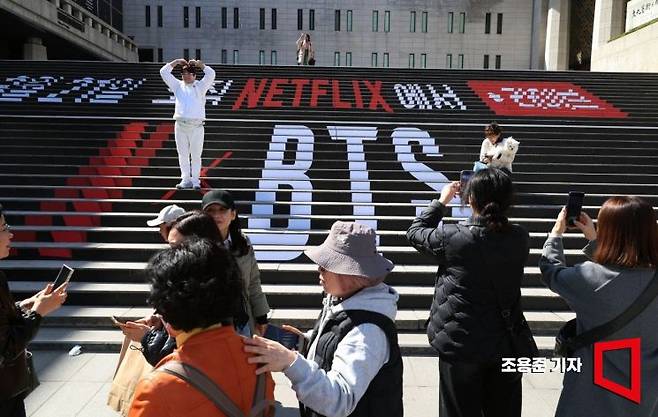 그룹 방탄소년단(BTS) 컴백 공연을 이틀 앞둔 19일 서울 종로구 광화문광장은 찾은 시민 및 외국인 관광객들이 기념촬영을 하고 있다. 2026.3.19 조용준 기자