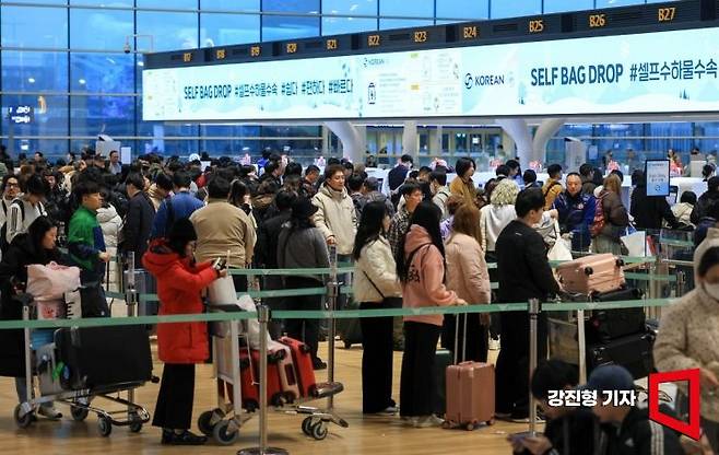 인천국제공항 제2여객터미널을 찾은 여행객들이 수하물을 수속하기 위해 줄을 서고 있다. 아시아경제DB