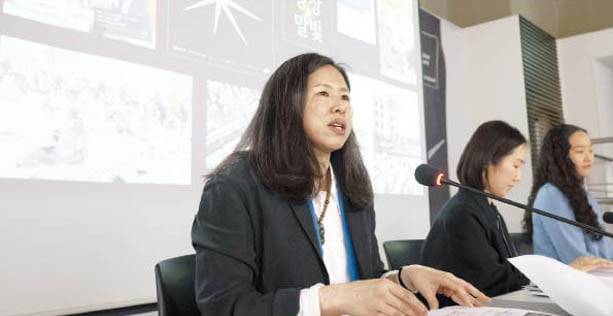 19일 서울 아르코미술관에서 최빛나 예술감독과 최고은, 노혜리 작가(왼쪽부터)가 제61회 베네치아 비엔날레 한국관 주제를 발표하고 있다. /연합뉴스