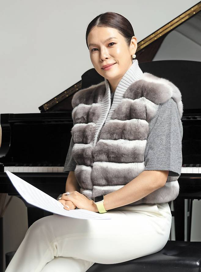 음악 감독이자 라이프 스타일 크리에이터인 전수경 대표가 그녀의 집에서 포즈를 취했다. /장경식 기자