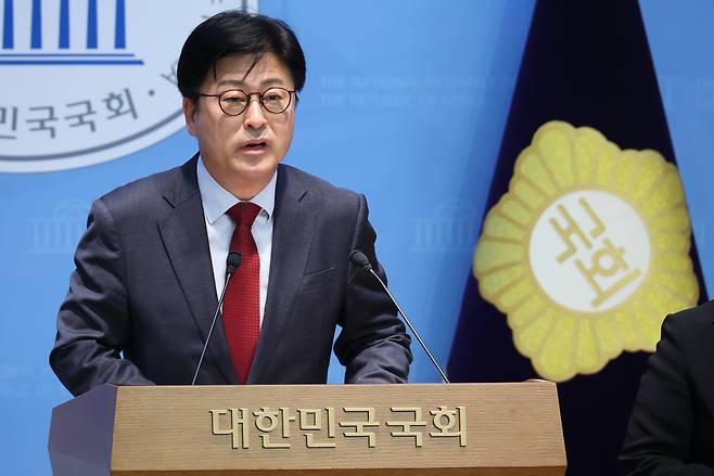 <YONHAP PHOTO-5774> '징계 효력 정지' 기자회견 하는 김종혁 전 최고위원    (서울=연합뉴스) 이동해 기자 = 국민의힘 김종혁 전 최고위원이 20일 국회 소통관에서 중앙윤리위 징계에 대한 법원의 효력정지 가처분 인용 결정과 관련해 기자회견을 하고 있다. 2026.3.20    eastsea@yna.co.kr/2026-03-20 15:28:46/<저작권자 ⓒ 1980-2026 ㈜연합뉴스. 무단 전재 재배포 금지, AI 학습 및 활용 금지>