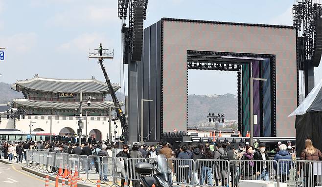 방탄소년단(BTS) 완전체 컴백 공연이 하루 앞으로 다가온 20일 서울 광화문광장에 무대 준비가 한창이다. /뉴스1