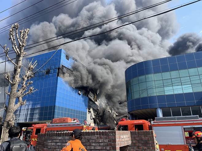 20일 오후 1시 17분 대전 대덕구 문평동의 한 자동차부품 제조공장에서 불이 나 소방이 진화작업을 벌이고 있다. 우수아 수습기자