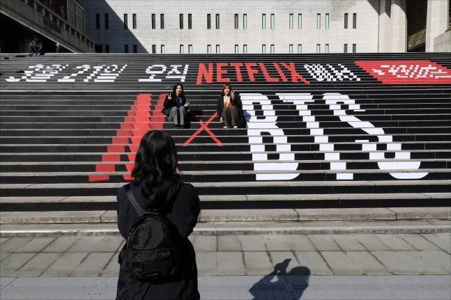 지난 19일 오전 서울 광화문 세종문화회관 계단의 관광객ⓒ데일리안 DB