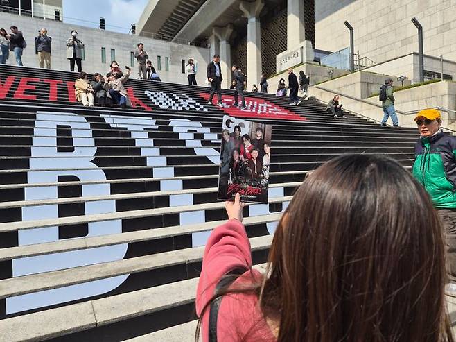 BTS 컴백 공연 하루 전인 20일 오후 광화문광장에서 한 팬이 인증샷을 찍고 있다.ⓒ데일리안 허찬영 기자