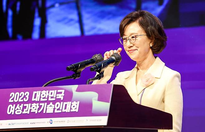 문애리 한국여성과학기술인육성재단 이사장이 23일 서울 강남구 한국과학기술회관에서 열린 2023 대한민국 여성 과학기술인대회에서 개회사를 하고 있다. 2023.11.23 뉴시스
