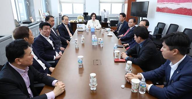 국민의힘 대구시당위원장인 이인선 의원(가운데)을 비롯한 국민의힘 대구 지역 의원들이 19일 국회에 모여 6·3 지방선거 대구시장 후보 공천 방식에 대해 논의하고 있다. 뉴스1