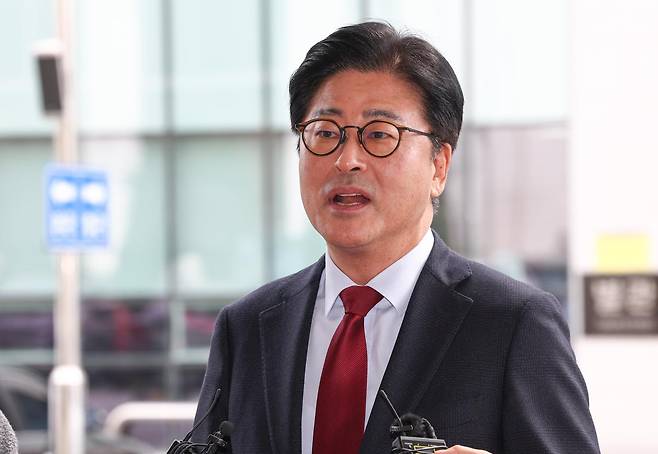 김종혁 전 국민의힘 최고위원이 26일 오후 서울 양천구 서울남부지방법원에서 열린 국민의힘 징계 효력정지 가처분사건 첫 심문기일에 출석하며 취재진 질문에 답변하고 있다.  2026.2.26 ⓒ 뉴스1 최지환 기자