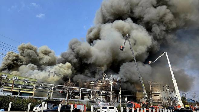 20일 오후 1시17분께 대전 대덕구 문평동의 한 공장에서 불이 나 연기가 피어오르고 있다. 뉴스1