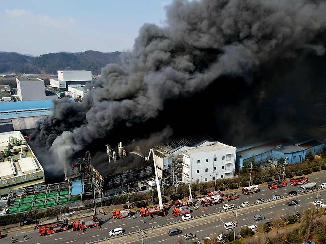 20일 오후 1시17분께 대전 대덕구 문평동의 한 공장에서 불이 나 연기가 피어오르고 있다. 소방 당국은 신고 14분 만에 대응 2단계를 발령해 진화 작업을 벌이고 있다. 2026.3.20/뉴스1
