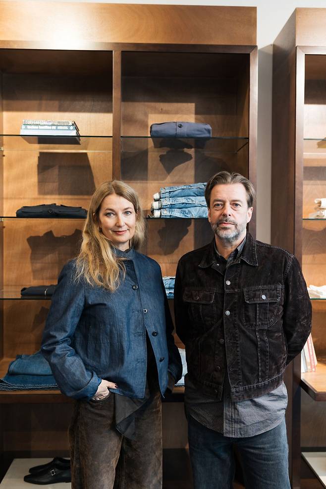 진에리카의 팝업 매장이 열리고 있는 비이커 한남에서 포즈를 취한 레나 파트릭손 켈러와 요나스 클라슨.