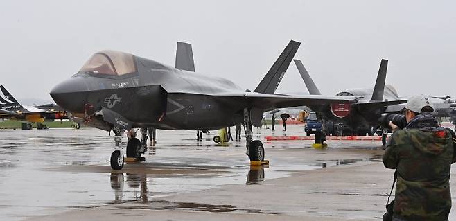 2025 오산 에어파워데이 미디어데이 행사가 열린 지난해 5월 9일 경기 평택시 주한미군 오산공군기지에 F-35B가 전시돼 있는 모습. 뉴시스