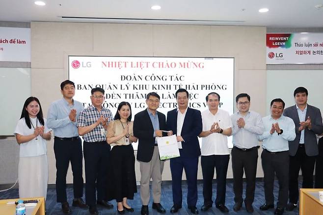 문병헌 LG전자 베트남법인장(왼쪽 다섯 번째), 팜 반 텝 하이풍 경제구역 관리위원장(왼쪽 여섯 번째)과 관계자들이 지난 19일 LG전자 하이풍 법인에서 기념사진을 촬영하고 있다. 하이퐁 정부 제공