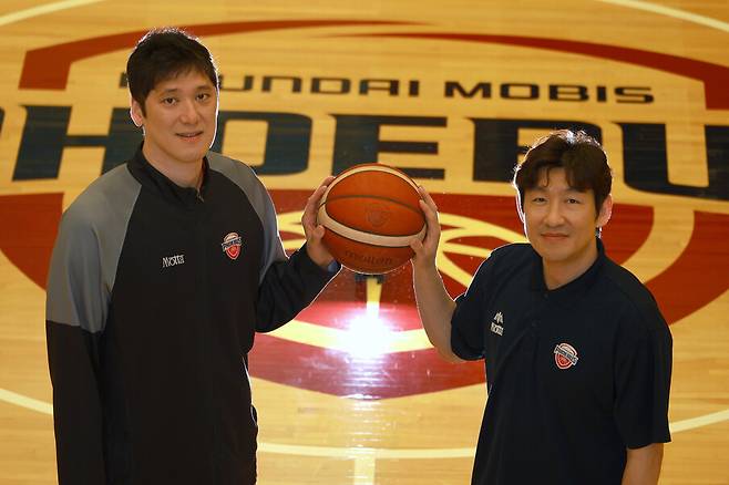 지난 3일 한겨레와 인터뷰에 앞서 사진 촬영 중인 함지훈(왼쪽)과 양동근 감독. 정용일 기자