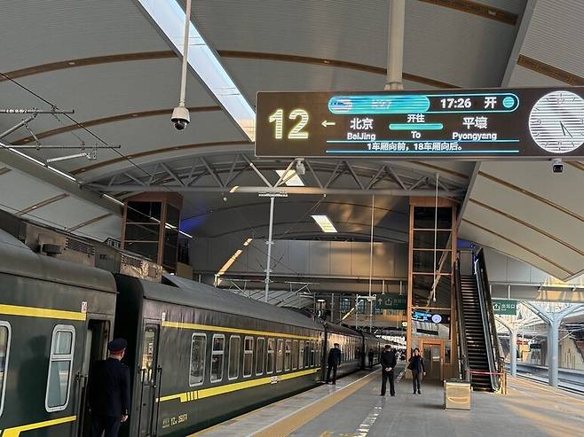 16일 중국 베이징역 플랫폼에 평양행 K27 열차가 정차해 있다. 베이징/이정연 특파원