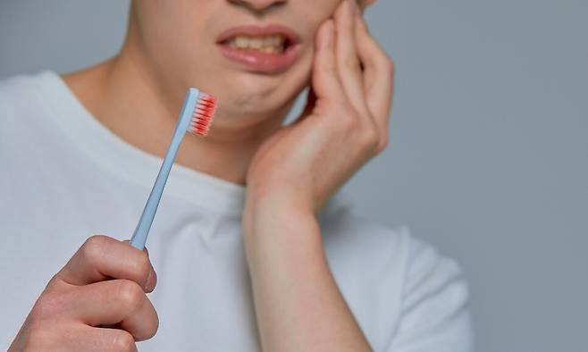 질환 유무뿐 아니라 일상적인 양치 습관도 암 발생률에 직접적 영향을 미쳤다. 하루 칫솔질 횟수가 3회 미만인 사람은 3회 이상인 사람보다 식도암 위험이 14% 높았다. 게티이미지뱅크