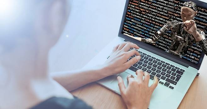 기술은 현대 사회에서 종교의 기능을 수행하고 있다. 현대인이 알고리즘을 대하는 방식은 이성적 검증보다는 뜨거운 신뢰와 수용에 더 가깝다. 픽사베이