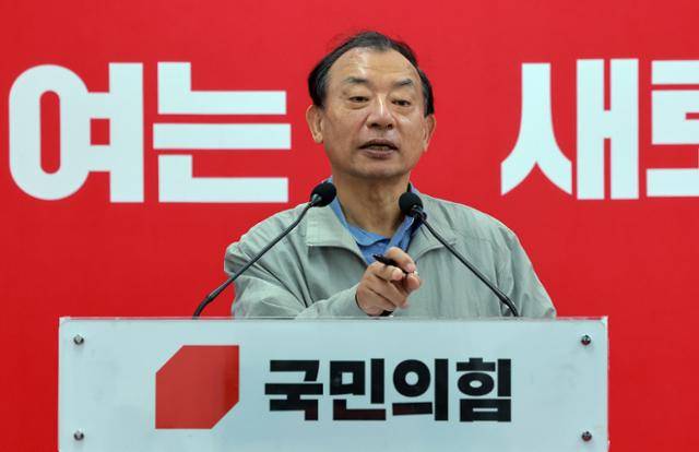 이정현 국민의힘 공천관리위원장이 19일 서울 영등포구 여의도 중앙당사에서 공관위 회의 결과와 공천 일정 등에 관해 브리핑하고 있다. 연합뉴스
