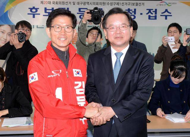 김부겸(왼쪽) 전 국무총리가 더불어민주당 소속 대구 수성갑 국회의원 후보이던 2016년 3월 24일 선거 후보자 등록을 위해 당시 새누리당 후보였던 김문수 전 고용노동부 장관과 악수하고 있다. 한국일보 자료사진