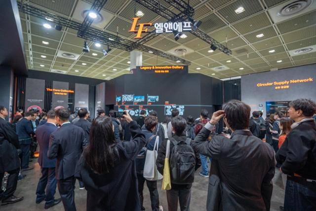 11일 서울 강남구 코엑스를 찾은 관람객들이 배터리 산업 전시회 '인터배터리 2026'의 엘앤에프 부스를 둘러보고 있다. 엘앤에프 제공