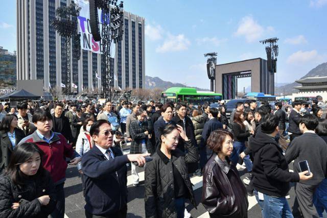 방탄소년단(BTS) 컴백 공연을 하루 앞둔 20일 서울 광화문광장이 관광객과 주변 직장인들로 북적이고 있다. 윤기훈 인턴기자