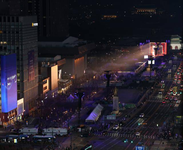 방탄소년단(BTS)의 컴백 공연을 하루 앞둔 20일 서울 광화문광장에서 막바지 공연 준비 작업이 이뤄지고 있다. 연합뉴스