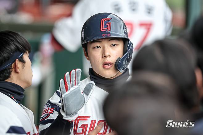 리드오프 임무까지 완벽하게 해냈다. 롯데 자이언츠 내야수 한태양(23)이 2026시즌 기대감을 높이고 있다.&nbsp;