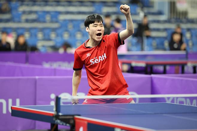 단식은 8강 구도로 압축됐다. 라이벌 대결 고비를 이겨내고 본선으로 간 원년 챔피언 장우진(세아). 사진=프로탁구연맹
