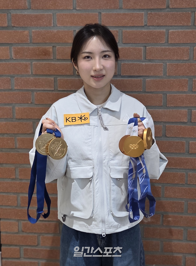 쇼트트랙 국가대표 김길리가 20일 올림픽 파크텔에서 진행된 기자 간담회 중 올림픽, 세계선수권서 따낸 메달과 함께 기념 촬영을 하고 있다. 김우중 기자
