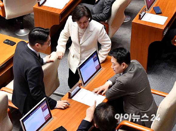 국민의힘 장동혁 대표와 이인선 의원이 19일 서울 여의도 국회에서 열린 본회의에서 대화하고 있다. [사진=곽영래 기자]