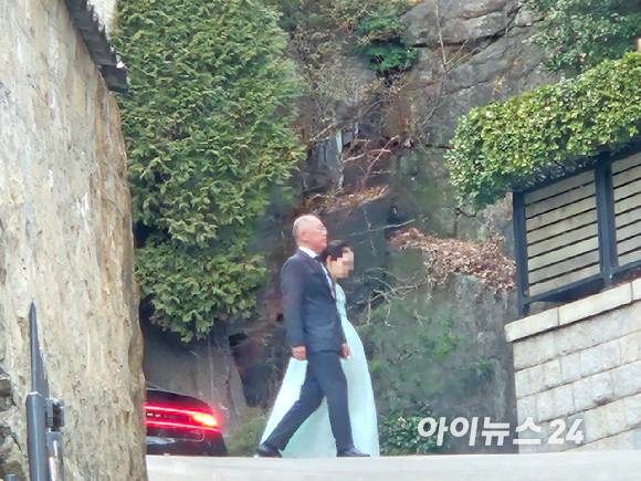 정의선 현대차그룹 회장과 부인 정지선 여사가 20일 청운동 자택에서 진행된 고(故) 정주영 명예회장의 제사에 참석하기 위해 자택으로 들어서고 있다 [사진=설재윤 기자]