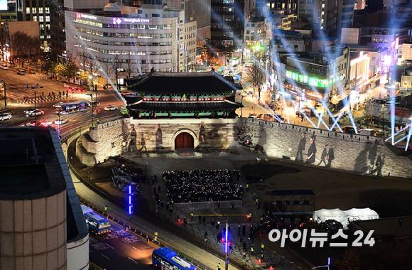 방탄소년단(BTS)이 3년 9개월 만에 완전체로 컴백한 가운데 20일 오후 서울 숭례문에서 'BTS 더 시티 아리랑 서울' 미디어 파사드가 펼쳐지고 있다. [사진=정소희 기자]