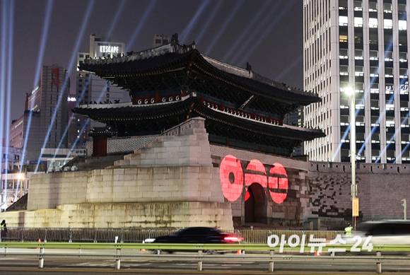 방탄소년단(BTS)이 3년 9개월 만에 완전체로 컴백한 가운데 20일 오후 서울 숭례문에서 'BTS 더 시티 아리랑 서울' 미디어 파사드가 펼쳐지고 있다. [사진=정소희 기자]