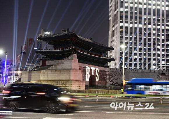 방탄소년단(BTS)이 3년 9개월 만에 완전체로 컴백한 가운데 20일 오후 서울 숭례문에서 'BTS 더 시티 아리랑 서울' 미디어 파사드가 펼쳐지고 있다. [사진=정소희 기자]