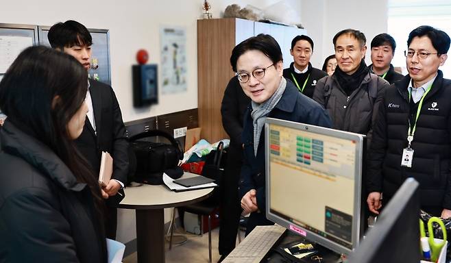 김정관 산업통상부 장관이 19일 오전 범부처 합동점검단과 함께 서울 송파구에 있는 정유사 직영 주유소를 불시에 방문하여 가격, 유통, 품질 등에 불법행위가 있는지 집중적으로 점검했다. (산업통상지원부)