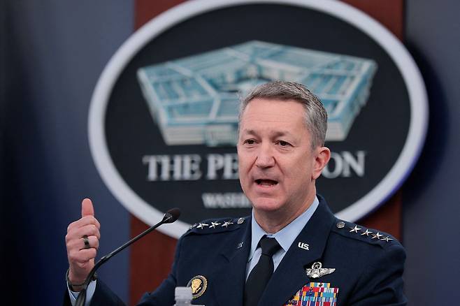 댄 케인 미국 합참의장이 19일(현지시간) 미 국방부(전쟁부) 청사에서 기자회견을 하고 있다. 로이터=연합뉴스
