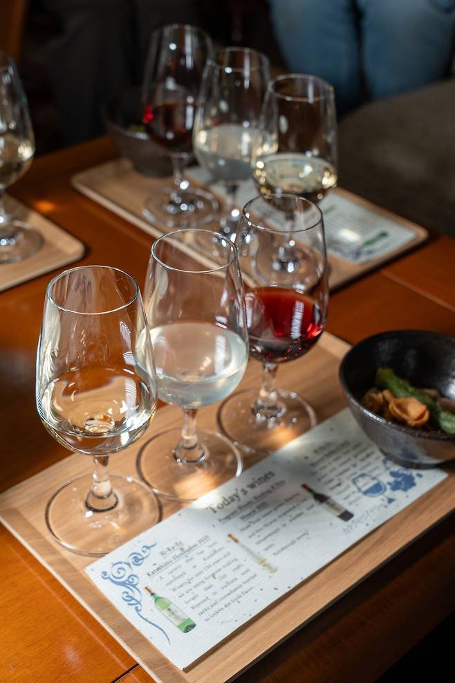 112년 역사의 카타시모 와이너리에서 여러 와인을 맛볼 수 있다.