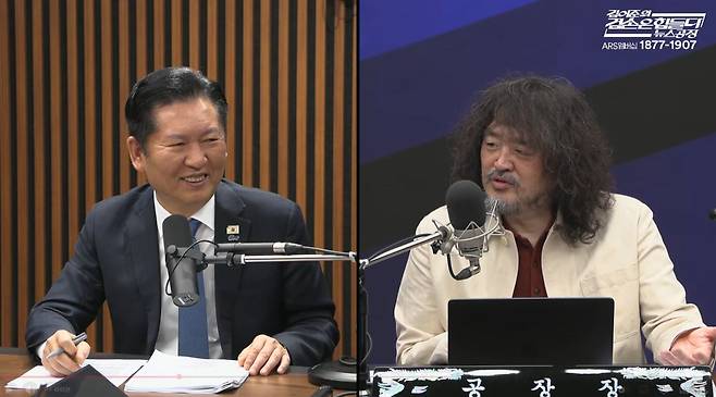 18일 '김어준의 뉴스공장'에 출연한 정청래 민주당 대표(왼쪽)와 진행자 김어준씨. 유튜브 캡쳐