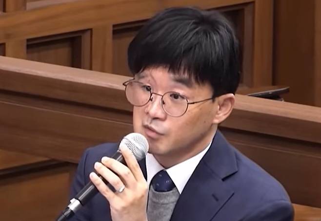 지난해 11월 19일 서울중앙지법 형사33부(부장 이진관) 심리로 열린 한덕수 전 국무총리 재판에서 증인으로 출석한 김용현 전 국방장관 측 권우현 변호사가 발언하고 있다. 사진 서울중앙지법