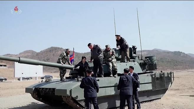 김정은 북한 국무위원장의 딸 주애가 지난 19일 평양 제60훈련기지에서 열린 보병·탱크(전차) 협동공격전술연습에서 신형 전차를 직접 운전하는 모습을 조선중앙TV가 20일 방영했다. 조선중앙TV=연합뉴스