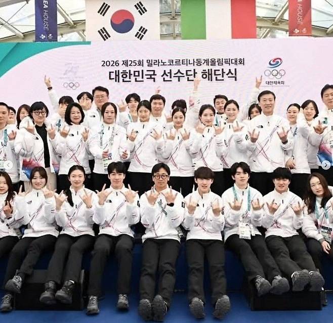 2026 밀라노 코르티나 동계올림픽이 끝난 지난 2월 22일 김대현 차관이 밀라노 시내 코리아하우스에서 열린 대한민국 선수단 해단식에 참석한 후 기념촬영을 하고 있다. [사진 문체부]