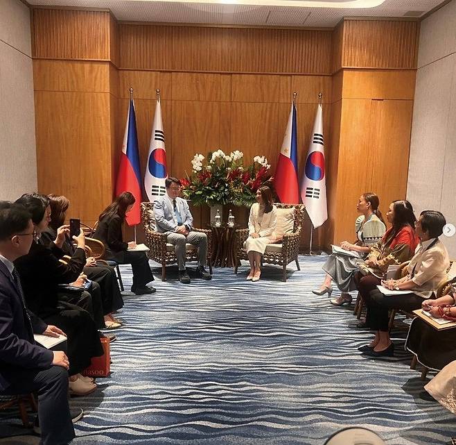 지난 1월 30일 동남아 국가 중 방한 외래 관광객 수가 가장 많은 필리핀의 크리스티나 프라스코 관광장관과 회담을 하고 있는 김대현 차관의 모습. 이날 글로벌 온라인 여행사(OTA)인 AGODA 간부들과 회의를 갖고 한국이 추진하는 외래관광객 3천만 명과 지역으로의 인바운드 확대 정책 등에 관해 설명하고 협조를 요청했다. [사진 문체부]