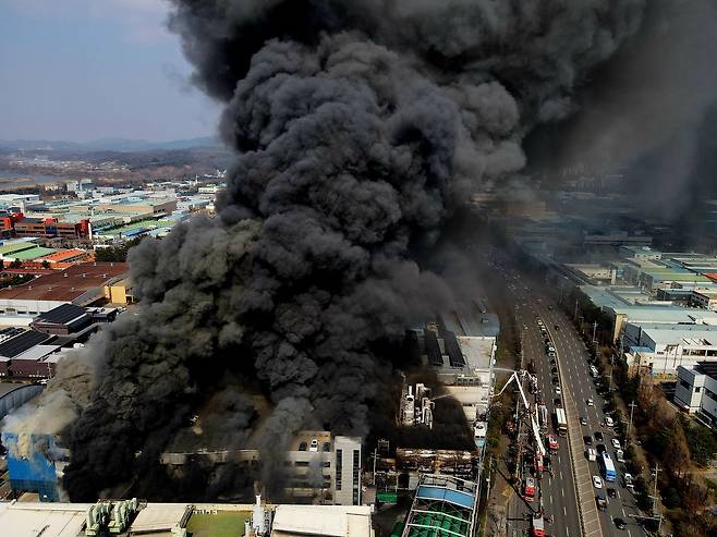 20일 오후 1시17분쯤 대전 대덕구 문평동의 한 공장에서 불이 나 연기가 피어오르고 있다.   소방 당국은 신고 14분 만에 대응 2단계를 발령해 진화 작업을 벌이고 있다. 뉴스1