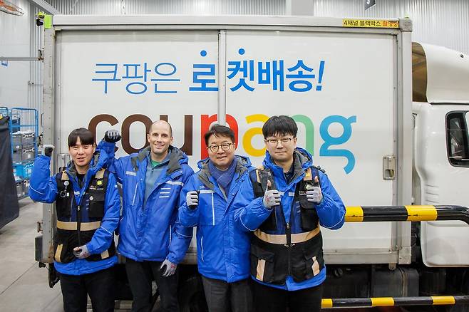 해럴드 로저스 한국 대표와 염태영 더불어민주당 의원이 배송체험 전 포즈를 취하고 있다. 사진 쿠팡