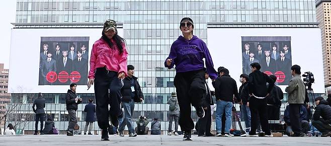 그룹 방탄소년단(BTS)의 컴백 공연을 하루 앞둔 20일 서울 종로구 광화문광장의 한 전광판에 관련 영상이 나오고 있다. 연합뉴스