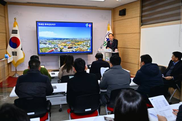 ▲ 이병선 속초시장은 지난달 9일 시청 브리핑룸에서 공공기관 유치와 관련한 기자단 브리핑을 가졌다.