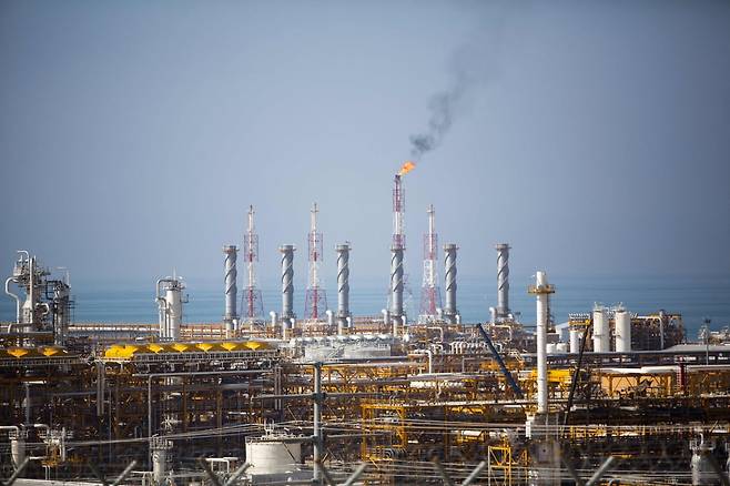 이란과 카타르가 공유하고 있는 세계 최대 해상 가스전인 사우스 파르스 가스전(이란 측)의 2014년 모습. 이 가스전의 북부는 카타르가 천연가스를 생산하는 노스 돔이다. 한국은 카타르에서 LNG의 상당부분을 공급받고 있으나 18일 이스라엘의 이란 가스전 공격과 이에 뒤따른 이란의 카타르 가스전 공격으로 수급이 불확실해졌다. / AFP연합뉴스